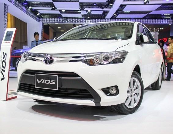  6. Toyota (Giảm 24 đến 40 triệu đồng): Các mẫu xe ăn khách của Toyota như: Vios, Altis hay Toyota Camry cũng xuất hiện trong đợt ưu đãi cuối năm. Trong đó, Toyota Altis ưu đãi 40 trieueuj đồng, Toyota Vios có mức giảm giá từ 30 đến 40 triệu đồng còn Toyota Camry giảm giá 24 đến 31 triệu tùy phiên bản.