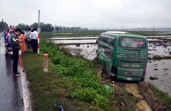 Quảng Nam: Tránh xe máy, xe khách lao xuống ruộng