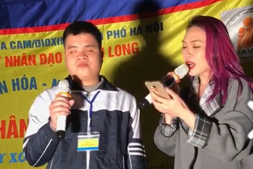 Mỹ Tâm hát trên sân khấu với Đức Mạnh bài Sầu tím thiệp hồng đêm Noel ở Hà Nội 