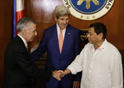 Tổng thống Duterte tiếp ông Goldberg và Ngoại trưởng John Kerry tại Dinh tổng thống hồi tháng 7/2016