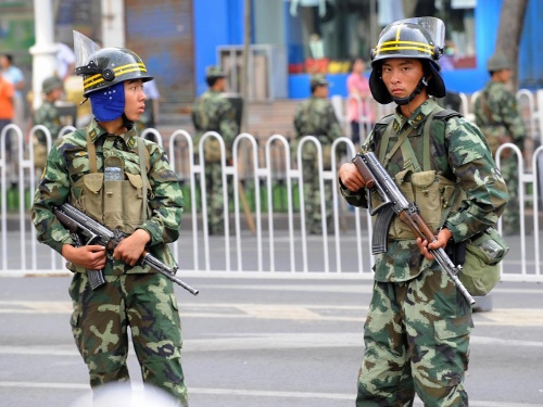 Cảnh sát được vũ trang tại Tân Cương