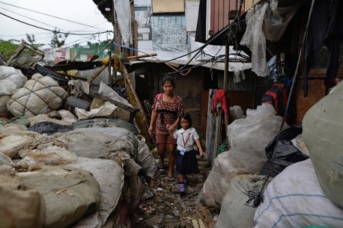 Weng Ruda, một người mẹ của ba đứa con hiện sống tại khu ổ chuột ở thành phố Quezon nói rằng: “Tôi thấy rằng, ông ấy (Duterte) rất mạnh tay. Giờ không còn lũ trẻ lảng vảng quanh khu ổ chuột nữa. Chúng cũng bớt được những thói quen xấu”.