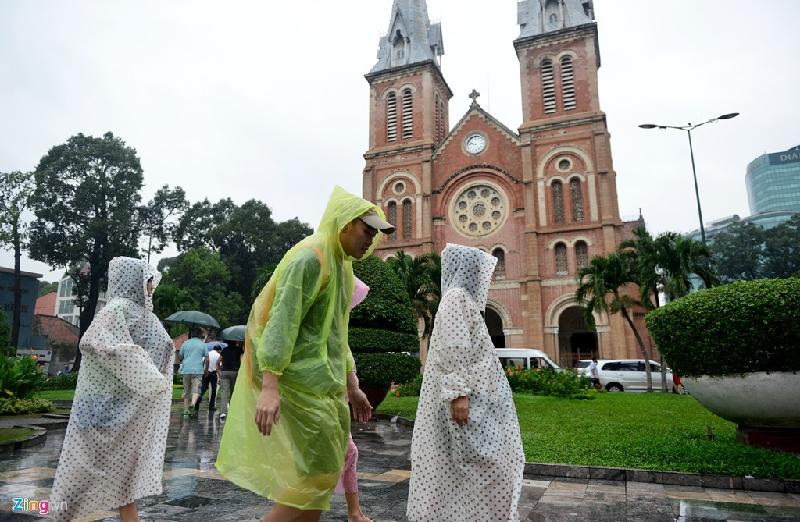 Mưa không lớn nên tại các điểm du lịch ở trung tâm thành phố khách tham quan vẫn khá đông, họ mang áo mưa di chuyển để không bỏ lỡ quỹ thời gian ở Sài Gòn.