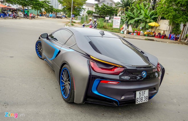 Tại Việt Nam, BMW i8 mới có giá khoảng 7 tỷ đồng, tuy nhiên giờ đây xe cũ được rao giá khoảng 5 tỷ. Hiện nay cả nước có trên 30 chiếc xe loại này. 