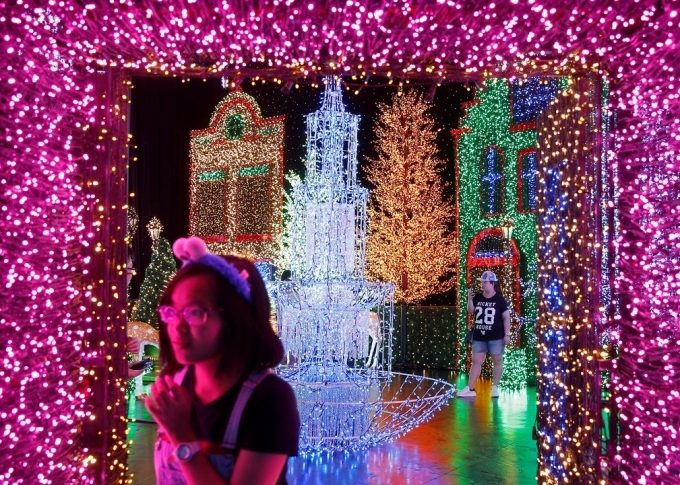Khách tham quan tại một công viên ở Singapore trong những ngày chuẩn bị cho lễ Giáng sinh với hơn 800.000 bóng đèn thắp sáng (Ảnh: Edgar Su / Reuters)