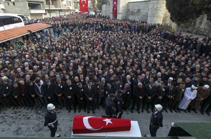   Những người tham dự đám tang của Hakan Tanrikulu, một trong 31 nhân viên cảnh sát bị giết cùng với 7 người dân thường trong hai vụ đánh bom ở Istanbul hôm thứ Bảy (Ảnh: Anadolu Agency / Getty Images)  
