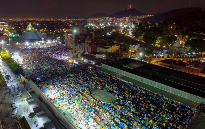 Hàng nghìn người hành hương dựng lều ngủ khi trời tối trong một cuộc diễu hành ở thành phố Mexico để kỷ niệm ngày sinh nhật của Đức Mẹ Guadalupe (Ảnh: Mario Vazquez / AFP / Getty Images)