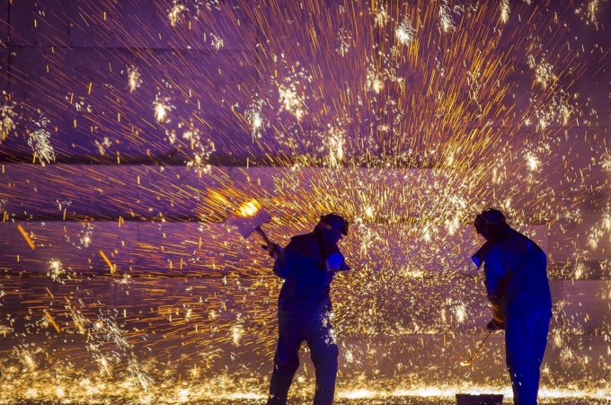   Hình ảnh tại một cuộc biểu diễn nghệ thuật tại Trung Quốc, khi các nghệ nhân sử dụng sắt nóng chảy để tạo ra các tia lửa đẹp mắt (Ảnh: Imaginechina / REX / Shutterstock)  