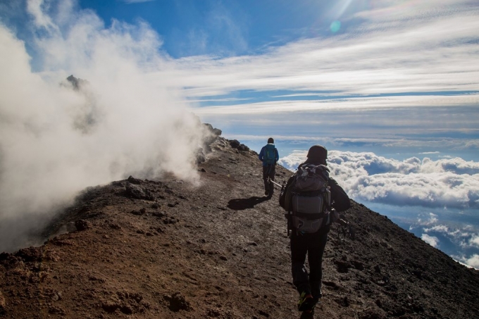   Khung cảnh ghi lại phía trên miệng núi lửa đang hoạt động Etna, Italy (Ảnh: Marco Restivo / Barcroft)  