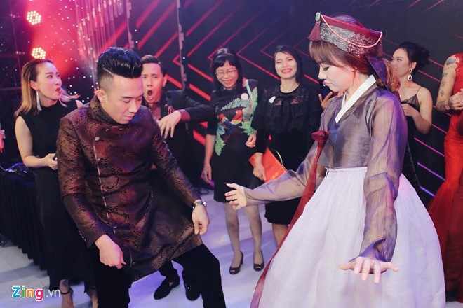 Vợ chồng Trấn Thành nhảy say mê trong sự cổ vũ của bạn bè, người thân.