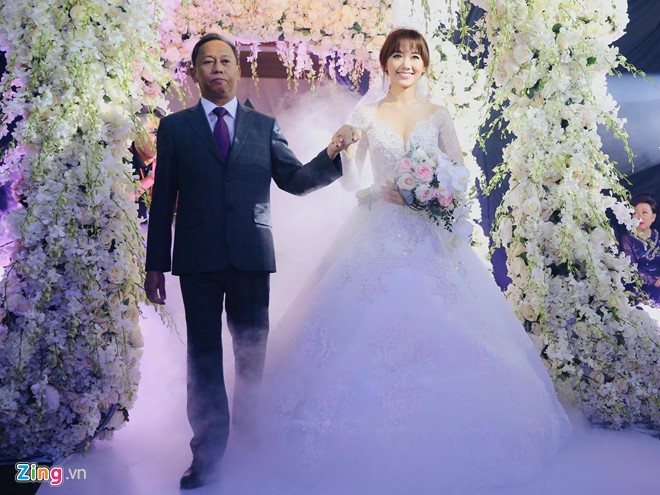 Khoảng 20h, hôn lễ của Trấn Thành và Hari Won chính thức bắt đầu. Khi nhập tiệc, cô dâu Hari Won thay chiếc váy cưới xòa phồng theo phong cách công chúa. Cô được cha ruột dắt tay tiến vào sân khấu để trao cho chú rể Trấn Thành.