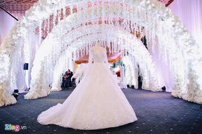 Váy cưới trị giá hơn 10.000 USD được Trấn Thành đặt riêng tặng vợ cũng được trưng ở nơi tổ chức hôn lễ. Cổng hoa lãng mạn được kết hoàn toàn bằng hoa lan và hoa hồng trắng. Ảnh: Nguyễn Thành.