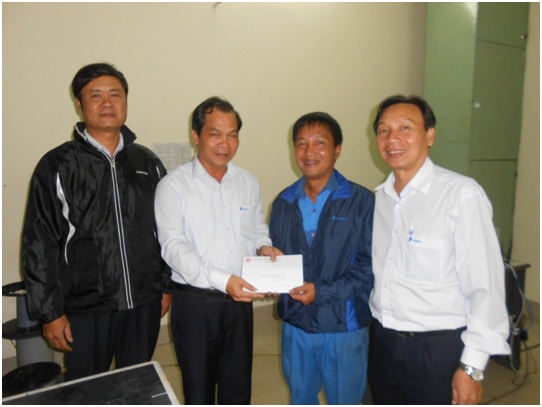 Ông Nguyễn Lắm - Chủ tịch Công đoàn VNPT Đà Nẵng đã tới tận nơi anh em tác nghiệp để trao thưởng.
