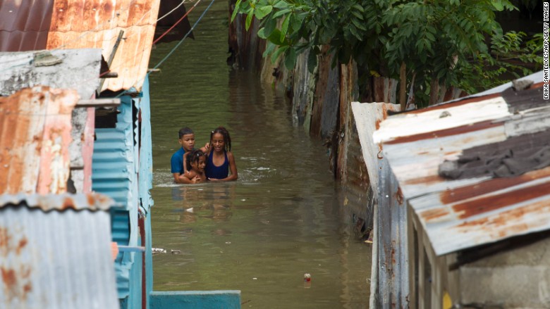 Người dân cố gắng rời khỏi nhà đến nơi an toàn trong cơn bão chết người mang tên Matthew (Mặt quỷ) lan khắp Haiti, Mỹ 