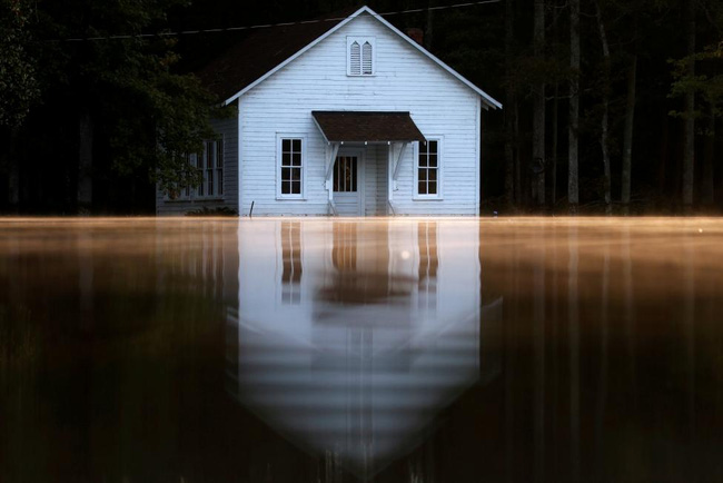 Một căn nhà ngập nước tại Lumberton, Bắc Carolina, Mỹ khi cơn bão “mặt quỷ” Matthew, được sánh ngang như cơn bão Katrina quét qua vào tháng 10/2016.