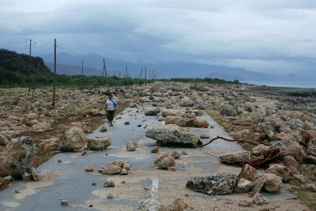Hình ảnh được ghi nhận trên một tuyến đường cao tốc sau khi cơn bão Matthew đổ bộ tỉnh ven biển Guantanamo của Cuba ngày 5/10/2016.