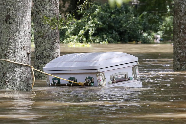 Tháng 8/2016, trận lũ lụt kỳ lục ở bang Louisiana của Mỹ đã làm ít nhất 7 người chết, 11.000 người rơi vào cảnh không nhà. Mưa lũ khiến quan tài từ trong nghĩa địa trôi cả ra đường phố.