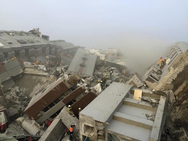 Tòa nhà 17 tầng đổ sập trong trận động đất mạnh 6,4 độ Ricter ở Đài Nam, Đài Loan vào ngày 5/2, khiến hàng chục người chết và hàng trăm người bị thương.