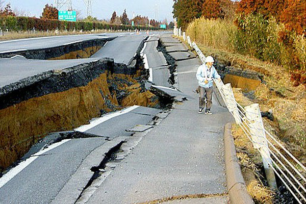 Hình ảnh con đường sau trận động đất tại Nhật Bản