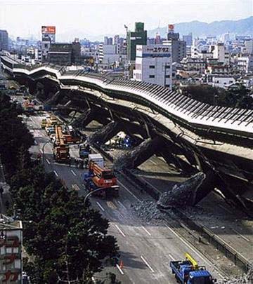 Hình ảnh cây cầu sau trận động đất ở Kobe, Nhật Bản.