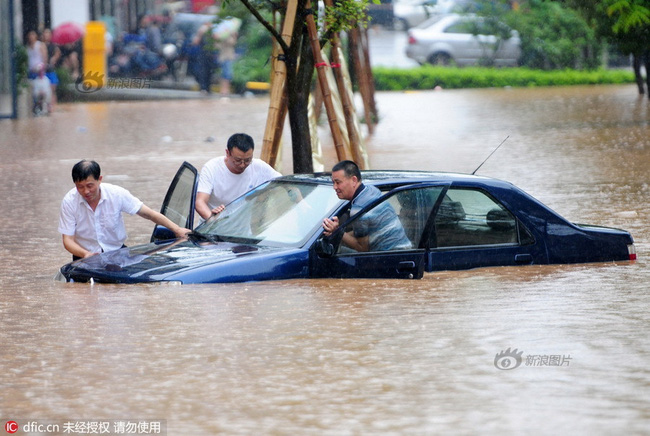 Cũng trong trận lũ lụt này, nhiều hệ thống giao thông của Trung Quốc bị tê liệt hoàn toàn