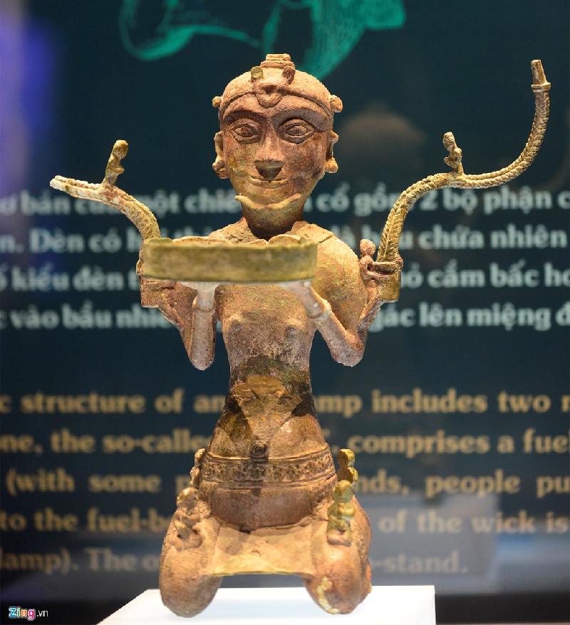Cây đèn hình người quỳ là một hiện vật độc bản, đại diện cho nghệ thuật cổ tiêu biểu, độc đáo vào thời kỳ cuối văn hóa Đông Sơn, có sự giao lưu với văn hóa Hán. Cây đèn thể hiện kỹ thuật đúc tài khéo và phản ánh thảm mỹ cảm quan về vũ trụ của cư dân cổ giai đoạn này.