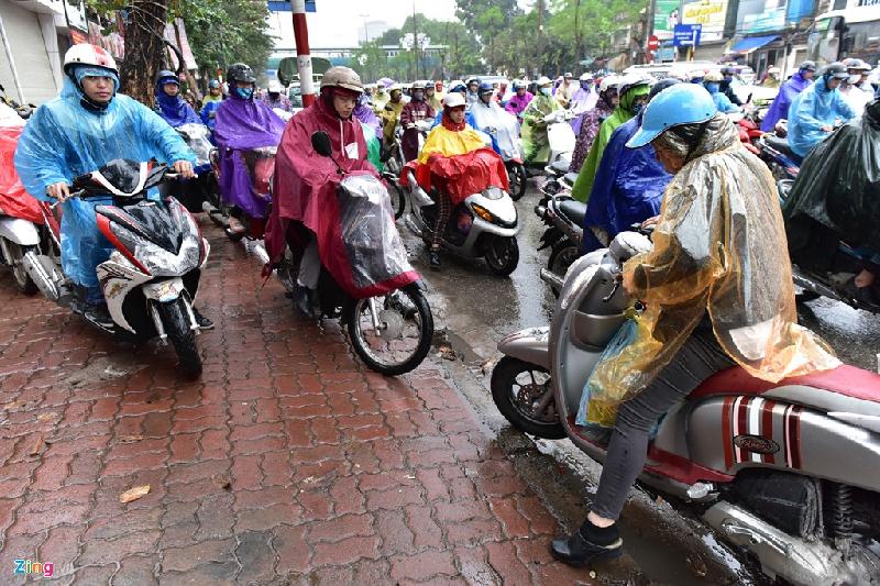 Nhiều người đi xe máy thấy chỗ nào trống là phóng lên, kể cả xuôi lẫn ngược chiều khiến khung cảnh gần Đại học Bách Khoa Hà Nội nhốn nháo.