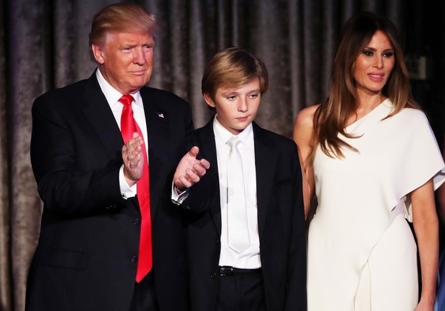 Barron Trump (11 tuổi) là người con duy nhất của tổng thống Trump với Đệ nhất phu nhân Melania. Mới 11 tuổi, song cậu bé đã cao hơn 1,7 m, thích chơi golf, mô hình ôtô, trực thăng, mặc comple, đeo cà vạt. Ảnh: Closer Weekly.