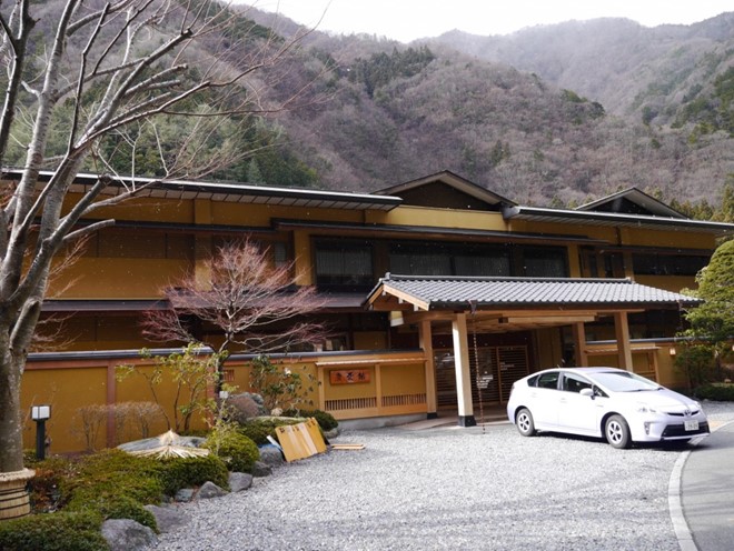 Khách sạn Nishiyama Onsen Keiunkan ở tỉnh Yamanashi, Nhật Bản, xây dựng từ năm 705, cách đây hơn 1.300 năm, theo lối kiến trúc truyền thống, lấy gỗ và đá làm vật liệu chính. Ảnh: Mindunearth.