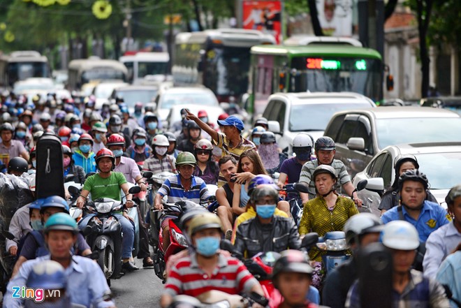 Đường Nguyễn Thị Minh Khai thường xuyên xảy ra tình trạng ùn tắc giao thông vào giờ cao điểm. Khách du lịch tranh thủ chụp hình trên đoạn đường đông đúc Nguyễn Thị Minh Khai, quận 1.
