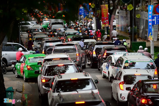 Đường Trương Định hẹp và lưu thông một chiều nhưng có quá nhiều ô tô đi qua đây, gây nên tình trạng ùn tắc.