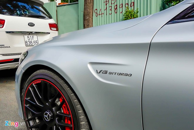 Huy hiệu V8 Biturbo được gắn bên hông để khẳng định giá trị và tạo sự khác biệt so với những chiếc Mercedes hạng C khác. 