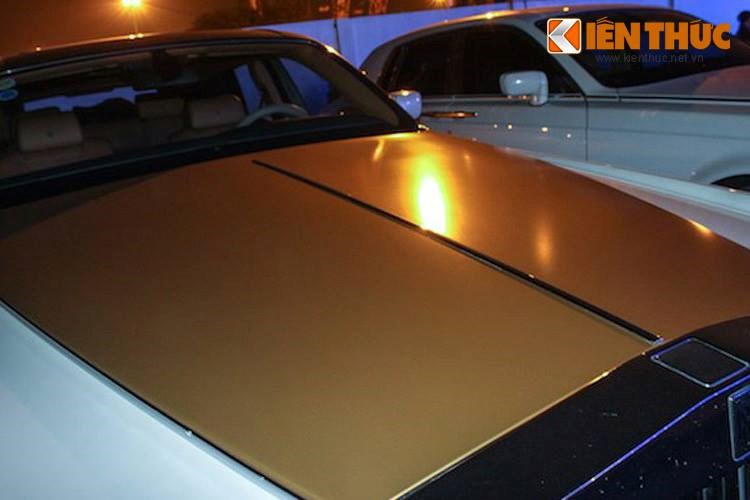 Tuy nhiên chiếc xe này còn nổi bật hơn khi có phần thân trên nắp ca pô sơn mạ vàng, thay vì chỉ có màu trắng như chiếc xe còn lại.