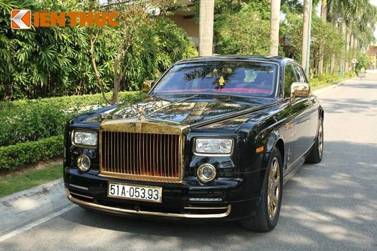 Lấy cảm hứng từ phiên bản Phantom Rồng được Rolls-Royce tung ra vào năm Nhâm Thìn 2012, một đại gia phía Nam đã đặt hãng chuyên mạ vàng Karalux để tạo ra một chiếc xe cho riêng mình.