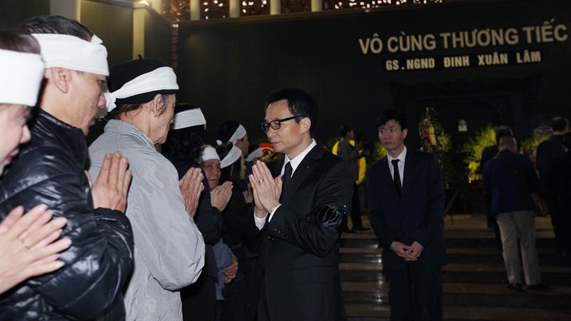 Phó Thủ tướng Vũ Đức Đam chia buồn cùng gia quyến GS Đinh Xuân Lâm.