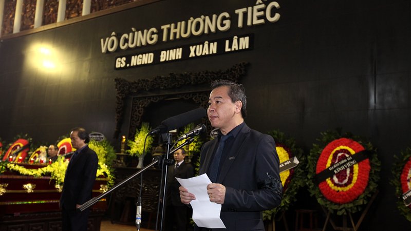 8 giờ 30 phút, ông Phạm Quang Minh, GĐ Đại học KHXH và NV đọc Điếu văn.