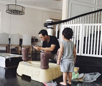  Tăng Thanh Hà đăng tải hình ảnh đáng yêu của hai bố con cùng chú thích: 