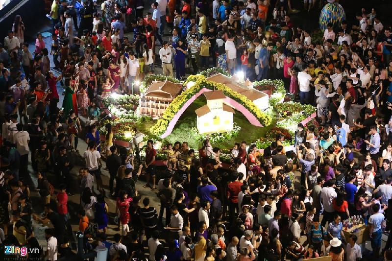 Hàng nghìn người đổ về đường hoa Nguyễn Huệ đêm khai mạc