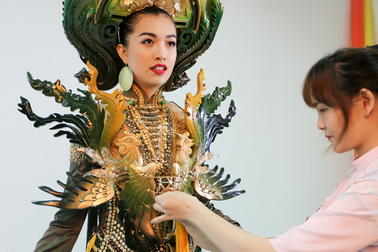 Thiêt kế thứ hai của thí sinh Phạm Lâm Mỹ lấy ý tưởng chính từ Phụng bào Cung đình Huế và nghệ thuật khảm sành sứ.