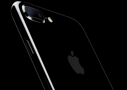 Theo các chuyên gia chế tác của Apple, người dùng phiên bản Jet Black của iPhone 7/7 Plus có thể tự hào vì độ bóng mà các thiết bị này có được là cả một quá trình sơn và đánh bóng rất kỳ công, tương đương như độ bóng của một chiếc máy bay phản lực. Bên cạnh đó, bề mặt của thiết bị này cũng cứng không kém các sản phẩm khác của Apple và khả năng chống trầy xước cũng khá tốt.