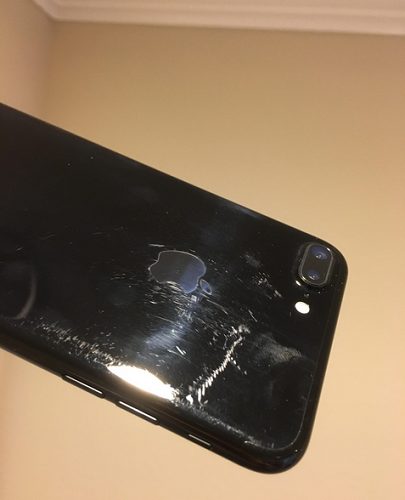 Trước những thông tin trên, phía Apple đã lên tiếng cảnh báo rằng iPhone 7 Jet Black rất dễ bị trầy xước và những người mua điện thoại này nên trang bị một lớp vỏ để bảo vệ cho thiết bị của mình.