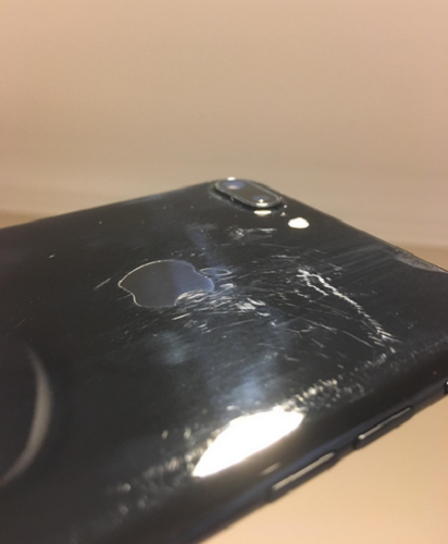 Có ý kiến cho rằng, họ mua iPhone 7 Jet Black vì màu sắc đen bóng, lạ mắt của thiết bị, thế mà bây giờ đi ốp một tấm nhựa bảo vệ vào thì còn gì là hấp dẫn. Có thể đây chính là lý do không có nhiều chủ sở hữu đi tìm mua lớp vỏ bảo vệ.