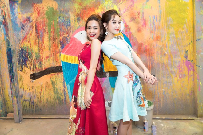 Trước khi quay MV, Hoàng Thùy Linh và Chi Pu cũng thể hiện ca khúc này trong chương trình Gala Nhạc Việt với chủ đề 