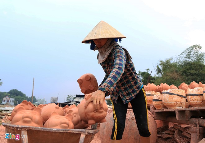 Một người thợ làm việc ở lò gốm tại xã Tân Vĩnh Hiệp (thị xã Tân Uyên) đang chuyển sản phẩm vừa bỏ khuôn vào lò nung.