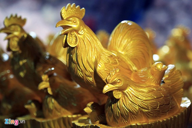 Những người thợ còn làm ra sản phẩm gốm gà vàng với quan niệm hạnh phúc, bình an.