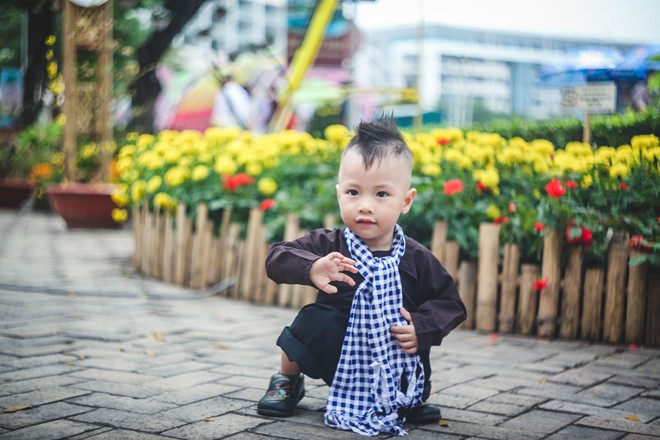 Sau khi theo ba mẹ chụp ảnh hơn 2 giờ đồng hồ, bé Nhật Minh (2 tuổi) mệt ngồi xuống và gọi ba mẹ