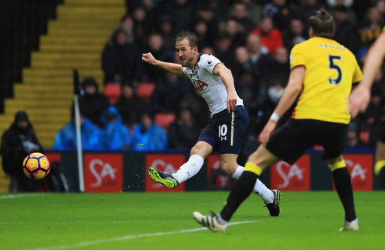 Kane (trái) lập cú đúp bàn thắng cho Tottenham