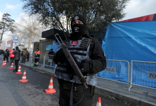 Cảnh sát Thổ Nhĩ Kỳ đứng gác tại hiện trường vụ xả súng. Ảnh: Reuters