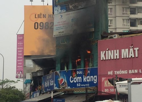 Cháy lớn quán cơm làm một người bỏng nặng ở Hà Nội