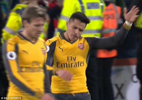 Arsenal &quot;hút chết&quot;: Sanchez nổi giận ném đồ trên sân!